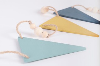 Banderines de madera infantil ocre