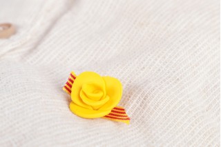 Pin rosa amarilla