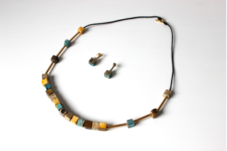 Pendientes y collar biomortero