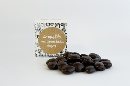 Almendra con chocolate negro