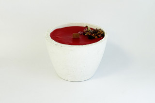 Espelma vermella artesanal en test de biomorter blanc sostenible