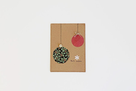 Postal navideña artesanal cosida con bolas