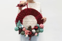 Corona de Nadal artesanal amb boles de roba