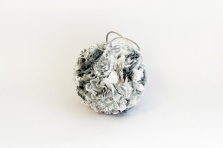 Adorno navideño artesanal con telas azules y plateadas