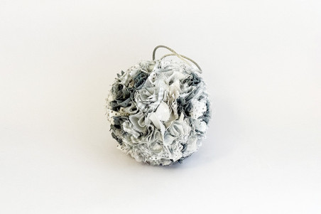 Adorno navideño artesanal con telas azules y plateadas