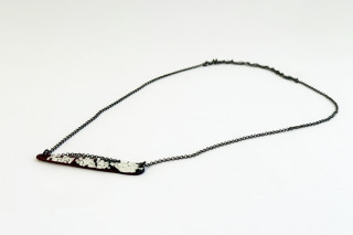 Collar “Rankaku” con incrustaciones de cáscara de huevo y resina