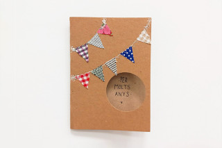 Tarjeta de regalo hecha a mano con banderines de tela