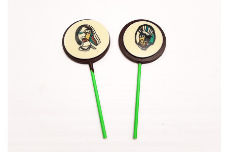 Piruleta de xocolata negra amb dibuix transfer