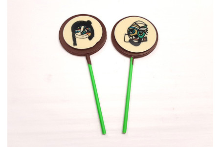 Piruleta de chocolate con leche con dibujo transfer