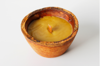 Vela artesanal en maceta de biomortero sostenible